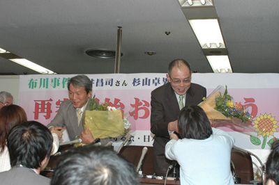 支援者から花束を受け取る桜井昌司さんと杉山卓男さん