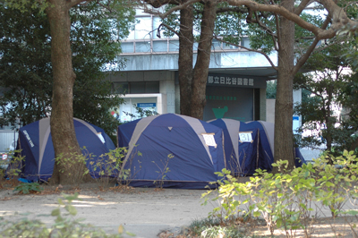 日比谷公園に設置された宿泊テント