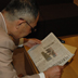 「布川事件、再審開始決定」を伝える新聞の夕刊を読む杉山卓男さん