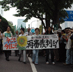 東京高裁に入る（左から）桜井昌司さん、杉山卓男さん、支援者たち